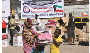 متطوعو الهلال الأحمرالجيبوتي يوزع مساعدات إغاثية على متضرري السيول في جيبوتي